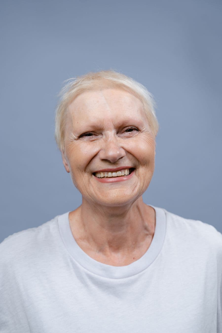 Sonrisa de un adulto mayor durante una visita